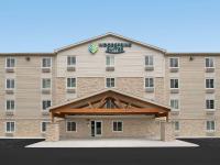 Un gran edificio con un cartel encima. en WoodSpring Suites Atlanta Conyers, en Conyers
