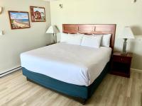 Atlantic Oceanfront Hotel, Wells Beachにあるベッド