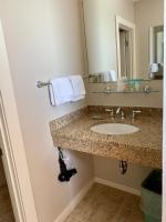 Atlantic Oceanfront Hotel, Wells Beachにあるバスルーム