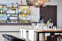 アングレットにあるレ テラス ダトゥランタルのワイングラスをかけたレストランのテーブル