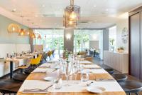 アングレットにあるレ テラス ダトゥランタルの長いダイニングルーム(テーブル、椅子付)