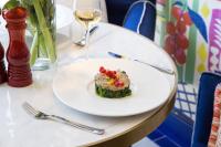 Un plato de comida en una mesa con una copa de vino. en MelRose Relais, en Massa Lubrense