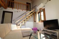 TV a/nebo společenská místnost v ubytování Theonymfi Luxury Villas