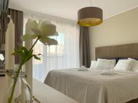 A bed or beds in a room at Central Point by Zoom Apartments