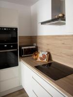 A kitchen or kitchenette at Central Point by Zoom Apartments