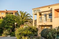 Un cartel de hotel frente a un edificio en Hotel Les Galets, en Saint-Florent