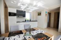 Kuchyňa alebo kuchynka v ubytovaní M&K Apartament Marynarski- Sobieszewo, Wyspa Sobieszewska