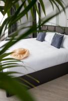 Łóżko lub łóżka w pokoju w obiekcie Sanremo Luxury Suites