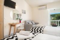 Televízia a/alebo spoločenská miestnosť v ubytovaní Sunrise Rent Rooms