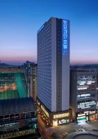 un edificio alto en una ciudad por la noche en Toyoko Inn Incheon Bupyeong, en Incheon