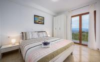 Postel nebo postele na pokoji v ubytování Apartments Drenje 294