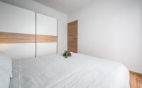 Postel nebo postele na pokoji v ubytování Apartments Drenje 294