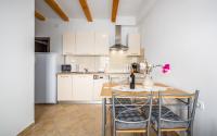 Kuchyň nebo kuchyňský kout v ubytování Apartments Drenje 294