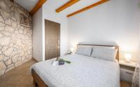 Postel nebo postele na pokoji v ubytování Apartments Drenje 294