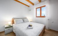 Postel nebo postele na pokoji v ubytování Apartments Drenje 294