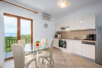 Kuchyň nebo kuchyňský kout v ubytování Apartments Drenje 294