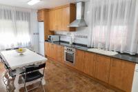 Kuchyňa alebo kuchynka v ubytovaní Apartamento Maruja Roig 2 Playa Sur