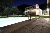 Bazén v ubytování Theonymfi Luxury Villas nebo v jeho okolí