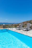 Bazén v ubytování Pleiades Villas Naxos nebo v jeho okolí
