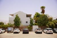 eine Gruppe von Autos auf einem Parkplatz geparkt in der Unterkunft אדום 179, דירות נופש in Eilat