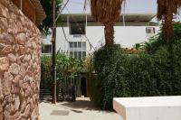 ein Haus mit einem Tor vor einem Gebäude in der Unterkunft אדום 179, דירות נופש in Eilat