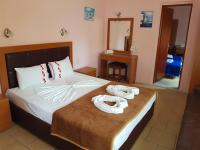 A bed or beds in a room at Smaro Studios