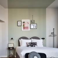 Een bed of bedden in een kamer bij FINCH Boutique Hotel, downtown