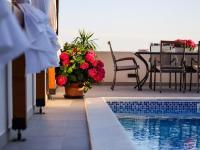 Bazén v ubytovaní Holiday home with private swimming pool alebo v jeho blízkosti