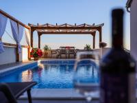 Bazén v ubytovaní Holiday home with private swimming pool alebo v jeho blízkosti
