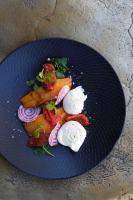 Un plato azul con comida en una mesa. en Bushmans Kloof Wilderness Reserve and Wellness Retreat, en Clanwilliam