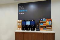 Holiday Inn Express & Suites Albuquerque Historic Old Town by IHGにあるコーヒーまたはお茶