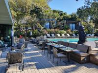 イエールにあるLe Lodge des Îles d'Orのプールサイドのパティオ(テーブル、椅子付)