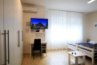 Televízia a/alebo spoločenská miestnosť v ubytovaní Apartment Kamov