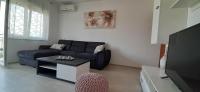 Televízia a/alebo spoločenská miestnosť v ubytovaní Apartment Lukrecija