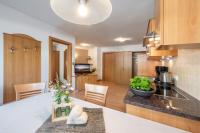 Kuchyňa alebo kuchynka v ubytovaní AlpenChalet Niederkofler