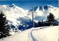 una montaña cubierta de nieve con un cartel en una pista de esquí en Les Passereaux 2, en Saint-Gervais-les-Bains