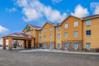 un gran edificio naranja con aparcamiento en La Quinta Inn &amp; Suites Casino and Bar by Wyndham Glendive, en Glendive