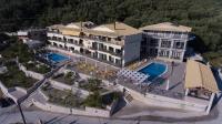 Una vista aérea de una casa grande con piscina. en Eleni Studios Parga, en Parga