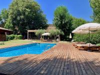 Bazén v ubytování Hotel Masia La Palma nebo v jeho okolí