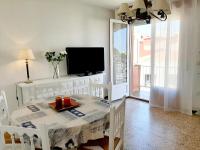 Televízia a/alebo spoločenská miestnosť v ubytovaní Apartamentos Franch