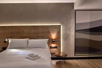 Un dormitorio con una cama blanca con toallas. en Ibis Styles Figueres Ronda, en Figueres