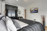Telewizja i/lub zestaw kina domowego w obiekcie Giardini Penthouse apartment Pula