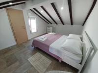 Posteľ alebo postele v izbe v ubytovaní Rustic House Diklo 20m from the sea