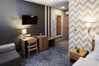 TV a/nebo společenská místnost v ubytování Hotel Adalbert Szent Tamás ház