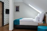 Postel nebo postele na pokoji v ubytování Hotel Adalbert Szent Tamás ház