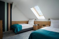 Postel nebo postele na pokoji v ubytování Hotel Adalbert Szent Tamás ház