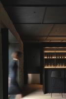 una persona que pasa por un bar en una habitación en Casa Grande Hotel, en Grañón