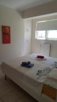 Posteľ alebo postele v izbe v ubytovaní Joan's airport apartment