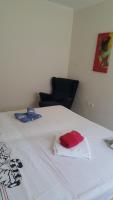Posteľ alebo postele v izbe v ubytovaní Joan's airport apartment