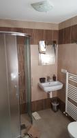 A bathroom at Penzión Zunama